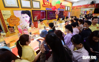 Vietnamese brave rain to buy gold on God of Wealth Day
