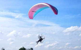 Vietnamese paragliders take to the skies to relieve stress, test limits