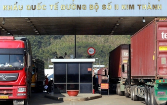 Vietnam delays new food safety rules until mid-April, easing congestion at border gates