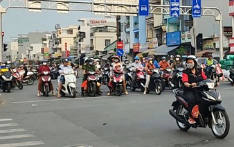 Just 30 seconds at a red light, why the honking and inching forward, Vietnamese drivers?