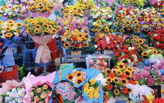 Hidden plastic ‘grey zone’ in vibrant flower bouquets in Ho Chi Minh City
