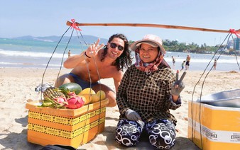 Hello, is it me you're looking for?: Nha Trang fruit vendor goes viral after greeting tourist with Lionel Richie hit