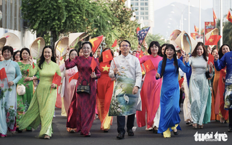 3,000 women in ‘ao dai’ gather along Nha Trang beach