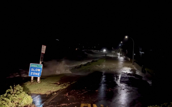 Cyclone lashes New Zealand's North Island, hundreds evacuated
