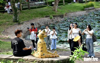 Meditating frog statue sparks viral photo trend at Ho Chi Minh City zoo