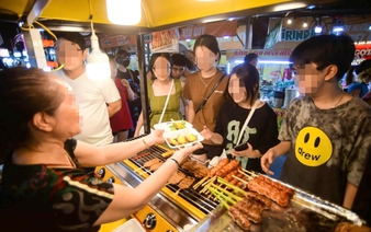 Vietnam proposes fines of over $150 for cooked food handlers failing to trim fingernails, wear gloves 