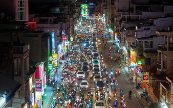 Red-light saga in Vietnamese traffic: Faster by a second, slower by a lifetime