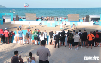Foreign visitors captivated by international beach wrestling spectacle in Da Nang