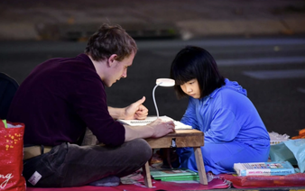 Sidewalk lessons between foreigner and child light up Ho Chi Minh City street