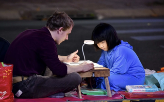 Readers admire British man for teaching little girl on Ho Chi Minh City sidewalk