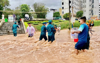 Heavy rain floods streets in northern Vietnam