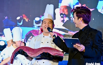 Foreign, local tourists enjoy live tuna filleting, free sashimi in Vietnam's Dak Lak