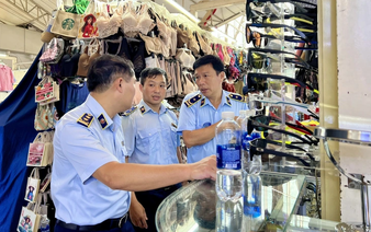 Ho Chi Minh City intensifies clampdown on counterfeit goods at Ben Thanh Market, Saigon Square