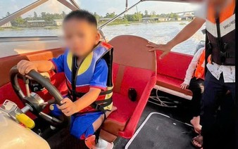Vietnamese man fined after letting 4-year-old son steer speedboat