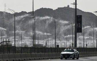 With ice cream and giant fans, hajj pilgrims battle searing heat