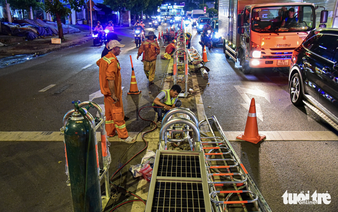 Ho Chi Minh City installs first solar-powered automated median barrier on Cong Hoa Street