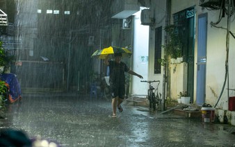 Rain brings relief to Hanoi after scorching heat