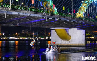 Crowds fascinated by dramatic tactical performances by police, security officers on Han River in Da Nang