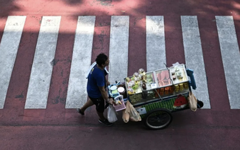 Bangkok food vendor curbs push city staple from the streets