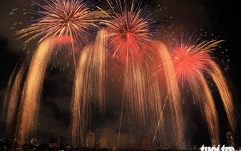 Da Nang International Fireworks Festival opens with dazzling displays