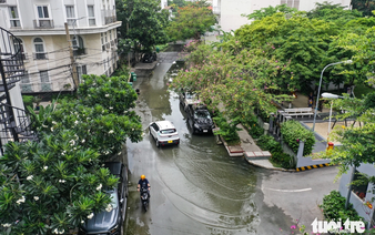 Flooding outside apartment building in Ho Chi Minh City’s Thao Dien persists for over a month