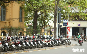 Hanoi proposes sharp increase in street, sidewalk parking fees