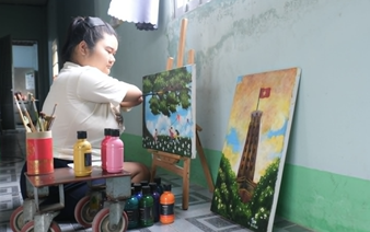 Vietnamese teen born without limbs sets sights on artistic career