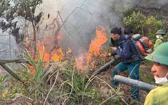 Soldiers, police, residents battle forest fire in Vietnam’s Nghe An amid extreme heat