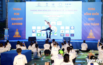Hundreds join mass yoga performance along Han River in Da Nang