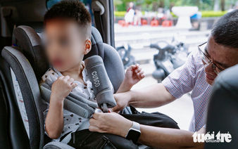 In Vietnam, drivers to be warned for failing to use safety seats for kids from mid-August