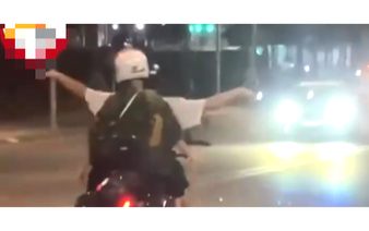 Foreigner has motorcycle confiscated for riding hands-free in ‘flying bird’ pose in Da Nang
