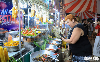 Local, int’l visitors explore over 100 food booths at Da Nang seaside festival