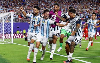Argentina strike late in extra time to sink 10-man Swiss and reach World Cup semis