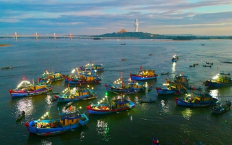 Floating market comes alive at dawn at Vietnam estuary