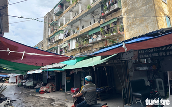 Residents live in fear as 50-year-old apartment complex falls into severe disrepair in Vietnam
