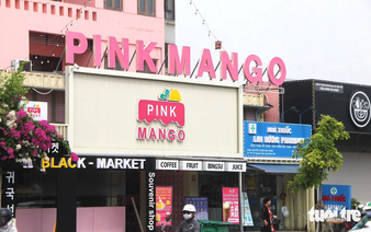Vietnamese tourists puzzled by foreign-language-only shop signs in Da Nang