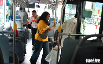 Int’l tourists can validate free bus trips in Ho Chi Minh City with bank cards, contactless payments: official