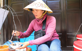 Hoi An dessert vendor goes viral for speaking 5 foreign languages