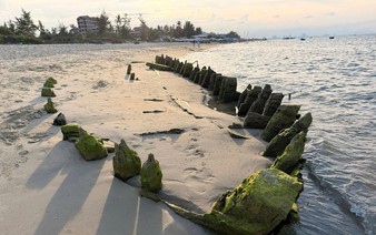 Centuries-old shipwreck resurfaces off Vietnam's central coast
