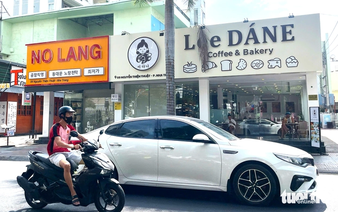 Vietnam’s Nha Trang tackles foreign-language-only shop signs