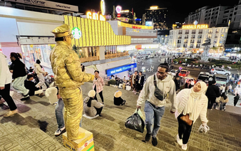 Living statues brave Da Lat’s cold nights to earn extra income