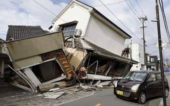 Japan quake toll rises to 13 as rescuers haul people from collapsed mall
