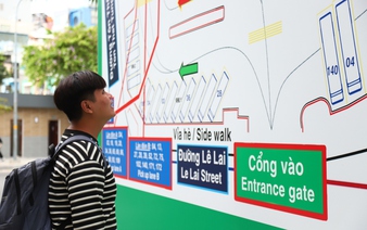 Ho Chi Minh City bus terminal adds bilingual Vietnamese-English signs for foreign visitors