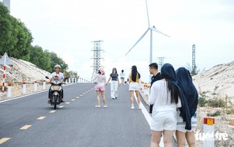 Visitors flout road safety for photos near central Vietnam's wind farm