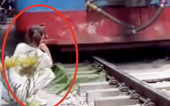 Café owner booked after foreign tourist’s phone knocked away by passing train in Hanoi