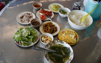 Unbelievably affordable: What a $1.3 viral meal in central Vietnam actually gets you