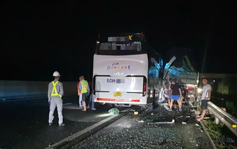 Russian tourist killed, another injured in coach-truck crash on Vietnam expressway