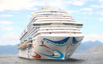 Panama-flagged ship brings 4,000 international tourists to Vietnam's Nha Trang