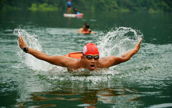 Vietnamese amateur swimmer conquers 60.6km overnight river challenge