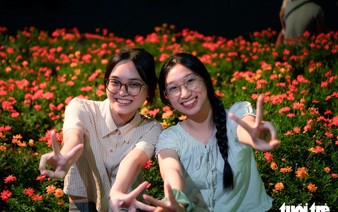Hoan Kiem Lake’s new light display draws Hanoi visitors for nighttime photos